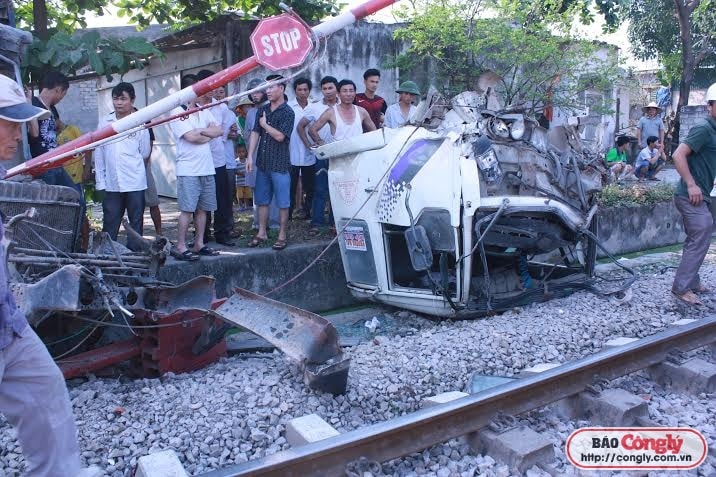 Nghệ An: Xe tải mất lái, lao vào đuôi tàu hỏa