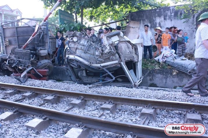 Nghệ An: Xe tải mất lái, lao vào đuôi tàu hỏa