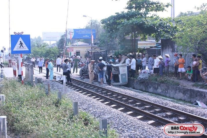 Nghệ An: Xe tải mất lái, lao vào đuôi tàu hỏa