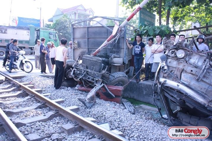 Nghệ An: Xe tải mất lái, lao vào đuôi tàu hỏa