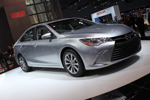 Vừa ra mắt, Toyota Camry phiên bản 2015 đã đắt khách