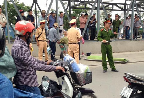 Hà Nội: Cô gái tử vong vì bánh xe trượt gờ bê-tông trên đường