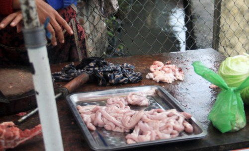Phát hiện nhiều thực phẩm tại chợ Nghĩa Tân không đảm bảo vệ sinh ATTP