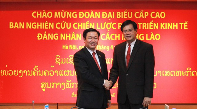 Trưởng ban Kinh tế Trung ương hội đàm với Trưởng ban Nghiên cứu phát triển kinh tế Lào 