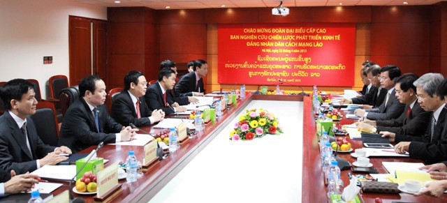 Trưởng ban Kinh tế Trung ương hội đàm với Trưởng ban Nghiên cứu phát triển kinh tế Lào 