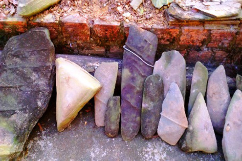 Quảng Bình: Phát hiện bộ đàn đá cổ khi đào ao cá