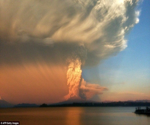 Núi lửa Chile phun trào mạnh mẽ sau hơn 40 năm ngủ yên