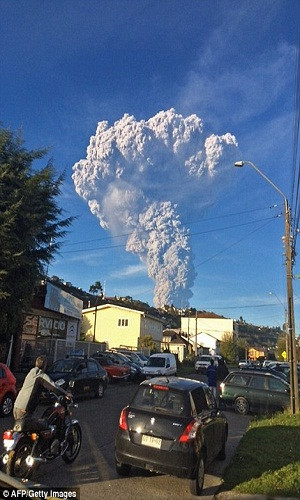 Núi lửa Chile phun trào mạnh mẽ sau hơn 40 năm ngủ yên