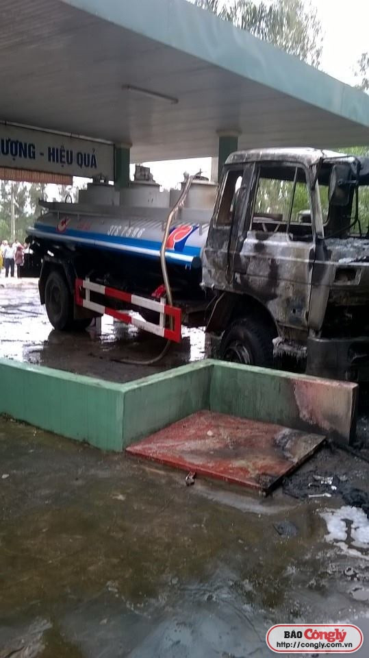 Nghệ An: Xe bồn xăng đột nhiên bốc cháy ngùn ngụt