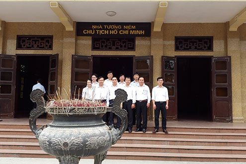 Ban Thanh tra TANDTC dâng hương tại quê hương Chủ tịch Hồ Chí Minh