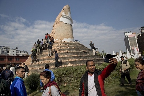 Sốc với những người thi nhau chụp ảnh Selfie trên đống đổ nát ở Nepal