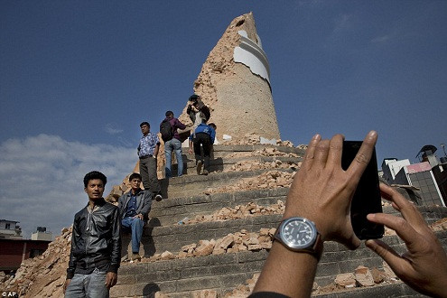 Sốc với những người thi nhau chụp ảnh Selfie trên đống đổ nát ở Nepal