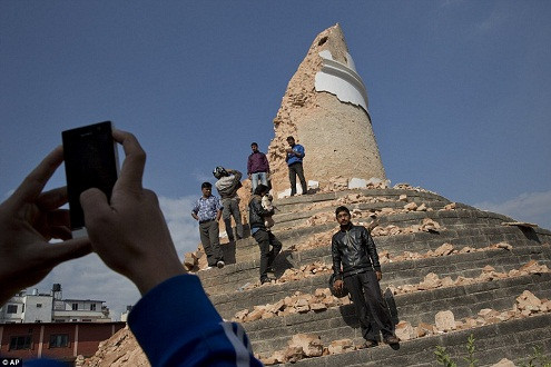 Sốc với những người thi nhau chụp ảnh Selfie trên đống đổ nát ở Nepal