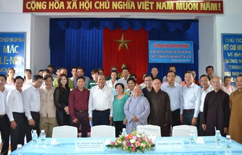 Chánh án TANDTC Trương Hòa Bình trao tặng nhà tình thương tại Long An