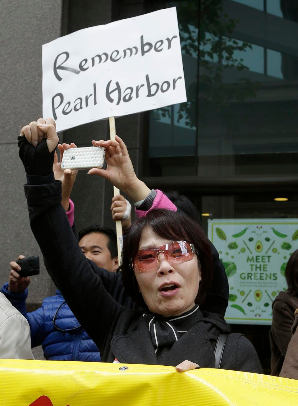 Mỹ: Biểu tình phản đối và yêu cầu Thủ tướng Nhật Bản xin lỗi