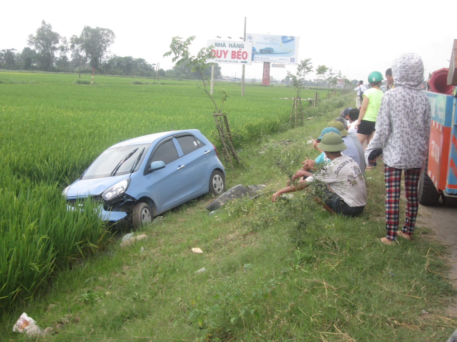 Nghệ An: Ô tô mất lái đâm gãy biển báo, lao xuống ruộng lúa