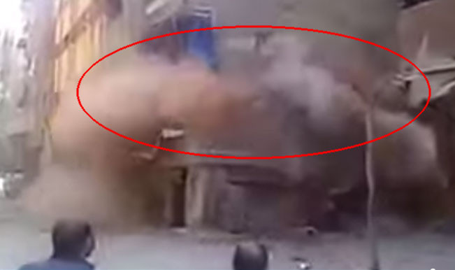 Video: Cận cảnh đền chùa đổ sập, người dân hoảng loạn khi động đất ở Nepal