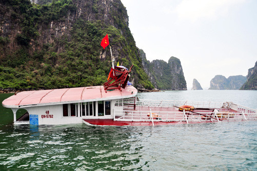 Quảng Ninh: Va chạm tàu trên Vịnh Hạ Long làm 1 tàu du lịch bị chìm