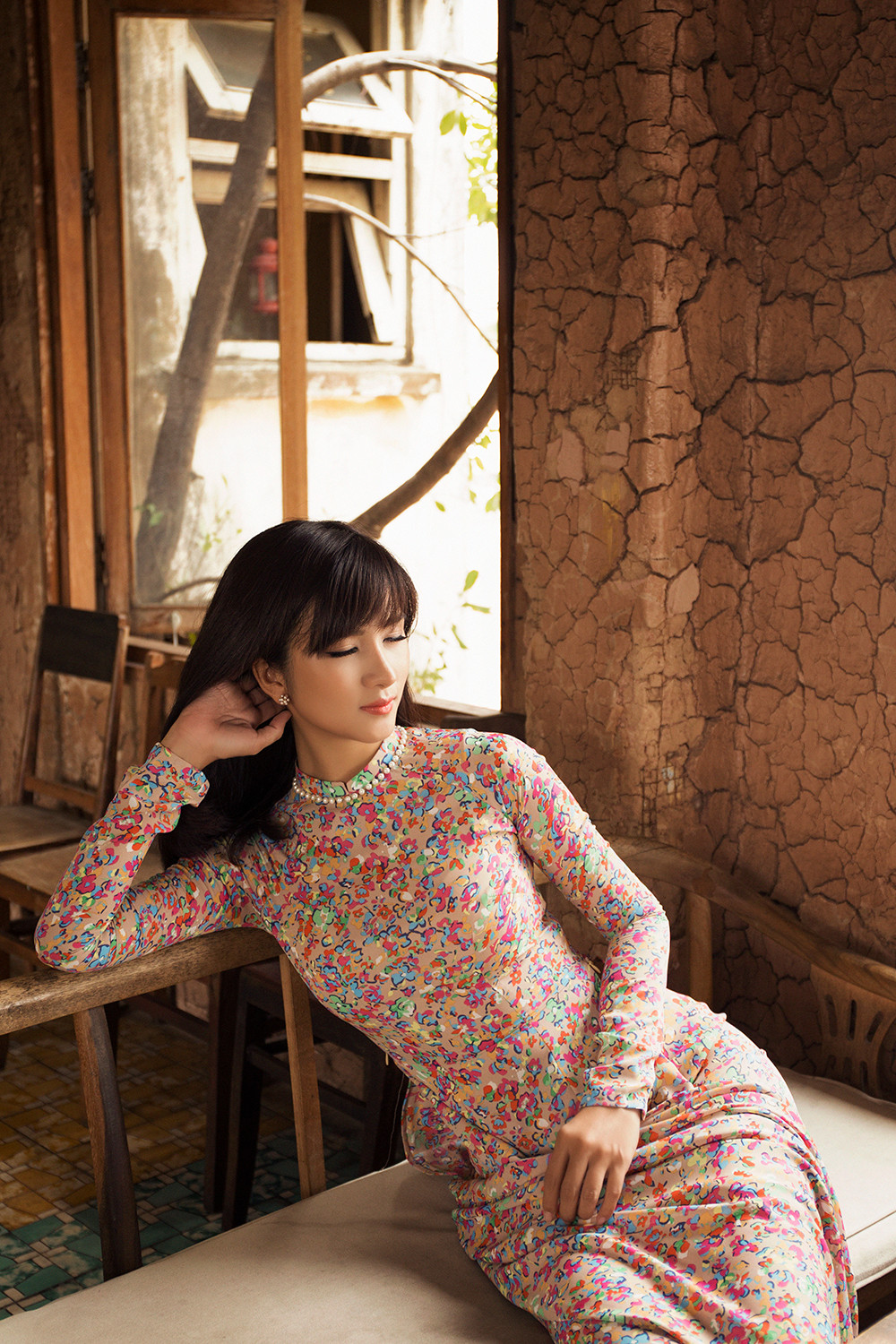 Cận cảnh vẻ đẹp mặn mà của Kim Tuyến trong chiếc áo truyền thống