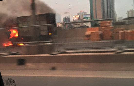 Hà Nội: Xe chở điều hoà cháy dữ dội trên đường cao tốc trên cao