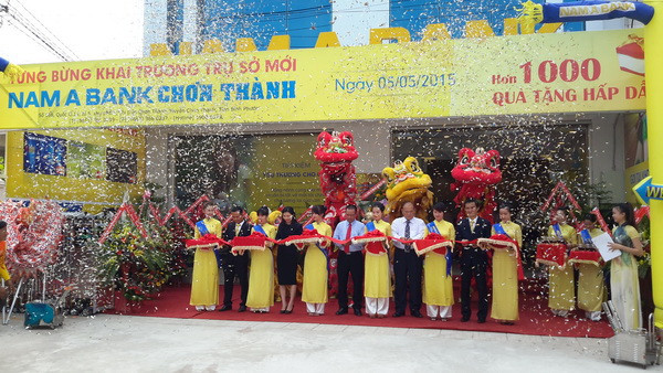Đại biểu cùng Ban lãnh đạo Nam A Bank cắt băng khai trương trụ sở mới Nam A Bank Chơn Thành.