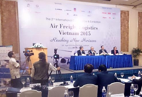 Vận tải hàng không Việt Nam cần liên kết thành chuỗi Logistics