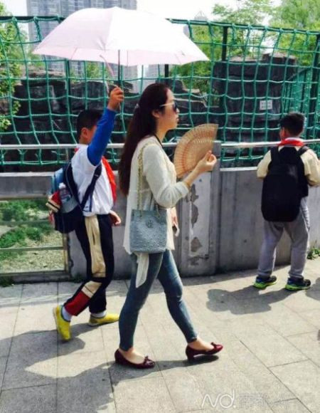 Cộng đồng mạng phẫn nộ vì “cô giáo bắt học sinh cầm ô che nắng”