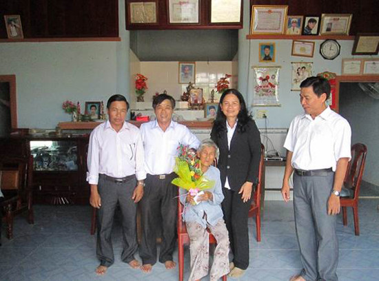 TAND huyện Đức Linh, Bình Thuận: Thăm, tặng quà Bà mẹ Việt Nam Anh hùng