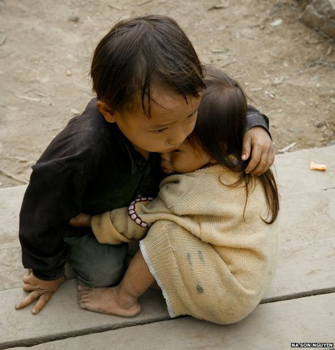 Bất ngờ bức ảnh “Dỗ em” – em bé Việt Nam biến thành trẻ em mồ côi trong động đất Nepal