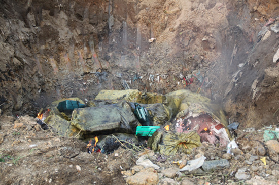 Bắc Giang: Ai đã đào 1 tấn nầm lợn bị tiêu hủy, chôn lấp?