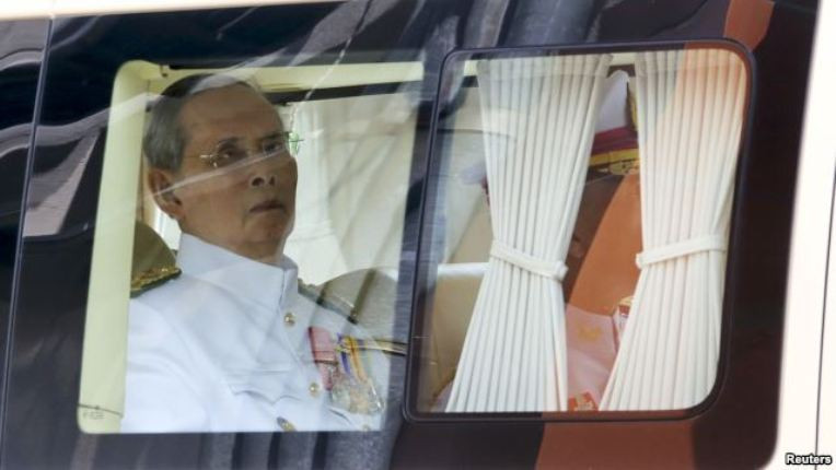 Quốc vương Thái Lan bất ngờ xuất hiện trước công chúng