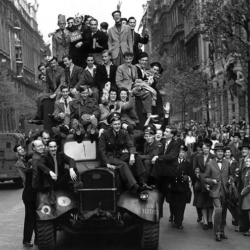 Toàn châu Âu mừng ngày chiến thắng Phát xít năm 1945 qua ảnh
