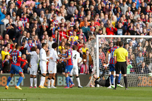 Cận cảnh M.U thắng Crystal Palace 2-1: Quỷ đỏ giữ vé dự C1