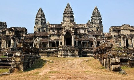 Ra tòa vì chụp ảnh “khoe mông” ở Angkor