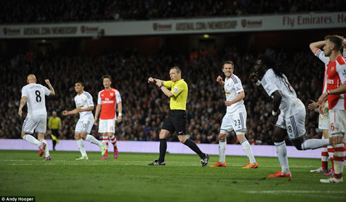 Arsenal - Swansea 0-1: Pháo thủ dứt mạch 11 trận thắng