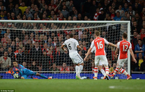 Arsenal - Swansea 0-1: Pháo thủ dứt mạch 11 trận thắng