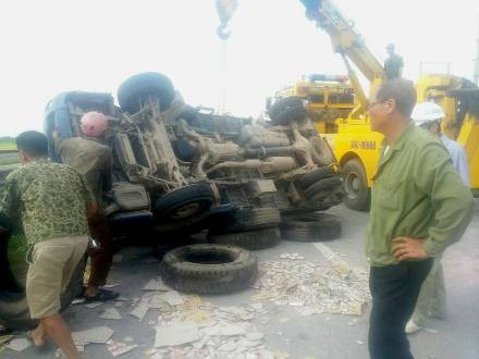 Thanh Hóa: Xe tải mất lái, lấn đường lật ngửa trên Quốc lộ 