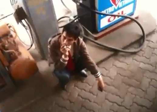 Video: Thanh niên phì phèo thuốc lá sát cây xăng