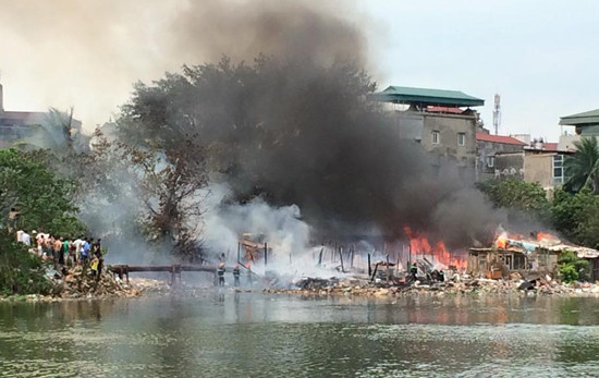 Hàng chục căn nhà tạm cháy ngùn ngụt bên Hồ Linh Quang