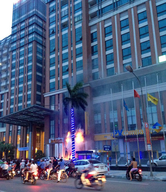 Thái Bình: Khách sạn 4 sao bốc cháy, nhiều người hốt hoảng bỏ chạy