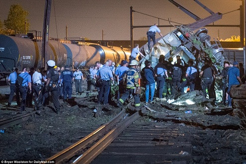 Mỹ: Tàu hỏa trật đường ray, 55 người thương vong