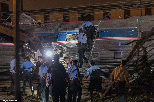 Mỹ: Tàu hỏa trật đường ray, 55 người thương vong