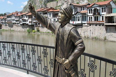 Bức tượng hoàng tử Ottoman chụp ảnh tự sướng bị phá hoại sau vài giờ