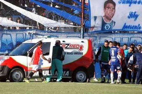 Sốc: Cầu thủ trẻ của Argentina qua đời do va chạm trên sân