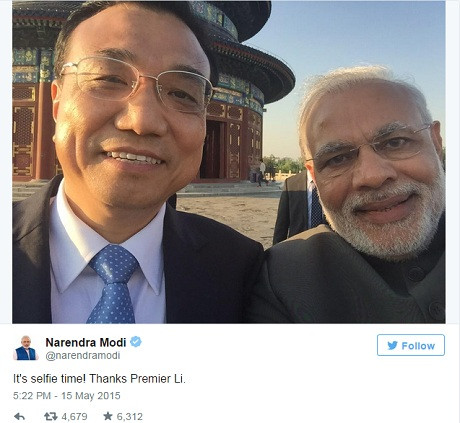 Thủ tướng Ấn Độ và Thủ tướng Trung Quốc chụp ảnh 