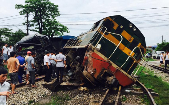 Thái Nguyên: Tàu hoả bay khỏi đường ray sau cú va chạm với xe tải