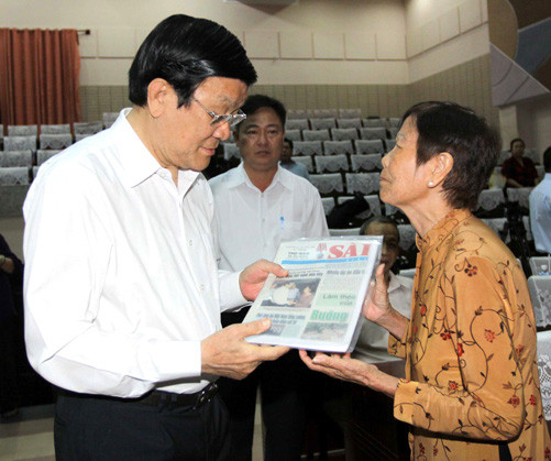 Chủ tịch nước Trương Tấn Sang tiếp xúc cử tri quận 4, TP.HCM