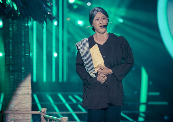 Gương mặt thân quen 2015: Nhật Thủy lên đồng ngay trên sân khấu