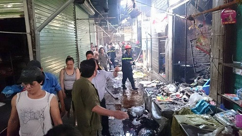Cháy lớn tại chợ Phùng Khoang, 4 người trong gia đình bị bỏng nặng