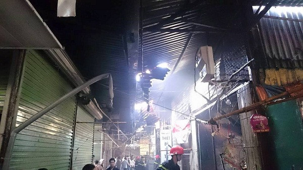 Cháy lớn tại chợ Phùng Khoang, 4 người trong gia đình bị bỏng nặng